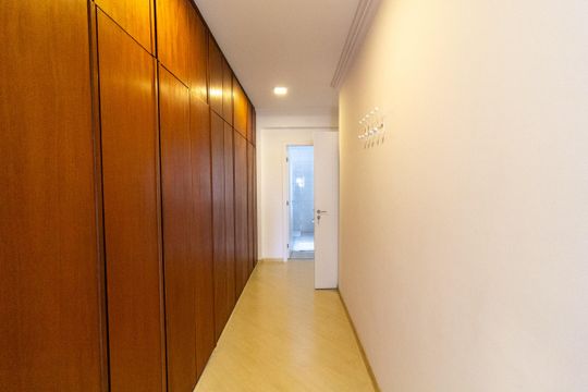 Apartamento mobiliado com 3 quartos e varanda para comprar. — Suíte 2
