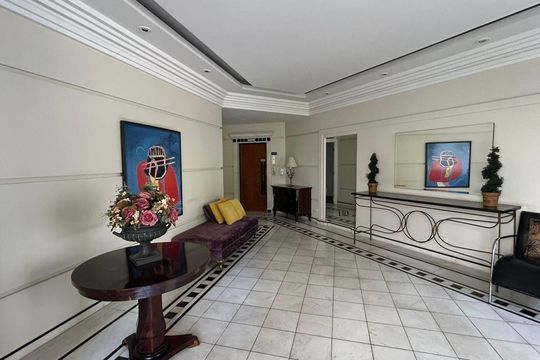 Apartamento mobiliado com 3 quartos e varanda para comprar. — Hall de entrada