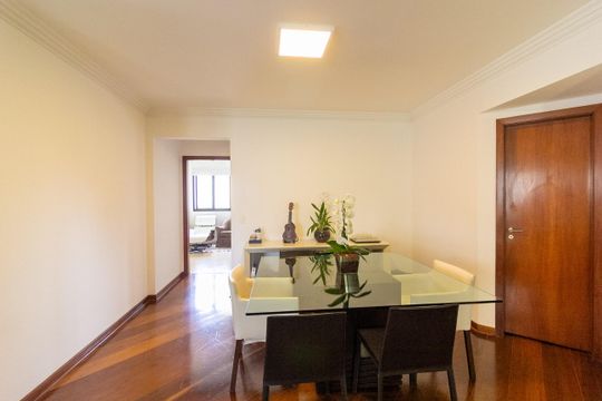 Apartamento mobiliado com 3 quartos e varanda para comprar. — Sala de jantar
