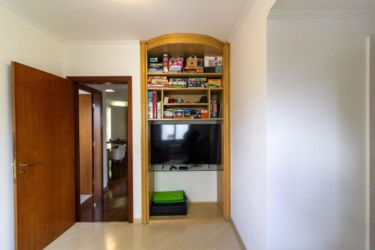 Apartamento mobiliado com 3 quartos e varanda para comprar. — Sala de Tv