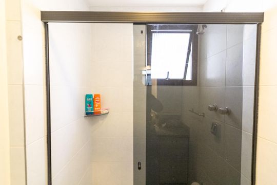 Apartamento mobiliado com 3 quartos e varanda para comprar. — Banheiro da Suíte 3