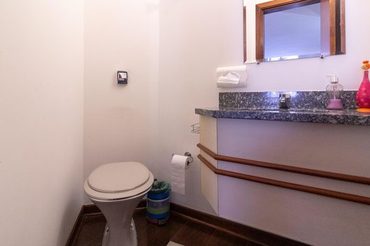 Apartamento mobiliado com 3 quartos e varanda para comprar. — Lavabo