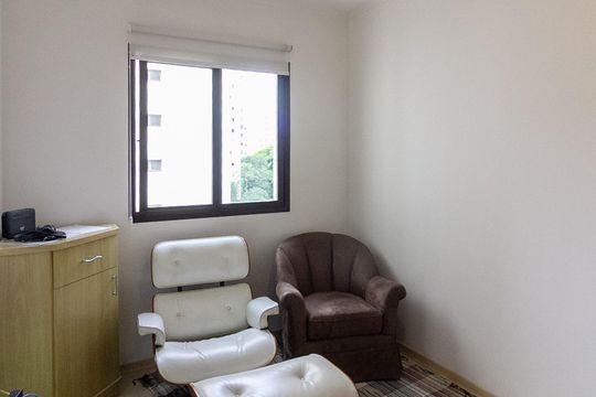 Apartamento mobiliado com 3 quartos e varanda para comprar. — Sala de Tv