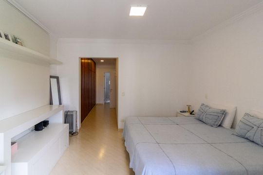 Apartamento mobiliado com 3 quartos e varanda para comprar. — Suíte 2
