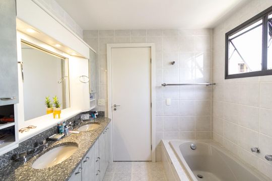 Apartamento mobiliado com 3 quartos e varanda para comprar. — Banheiro da Suíte 2