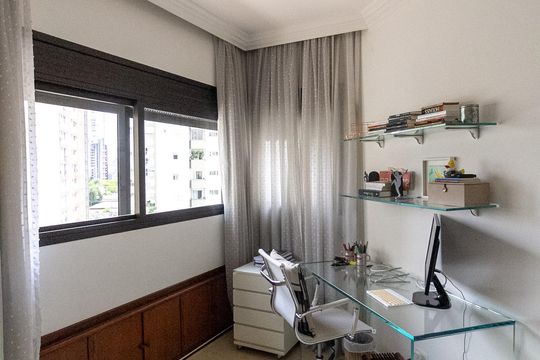 Apartamento mobiliado com 3 quartos e varanda para comprar. — Suíte 2