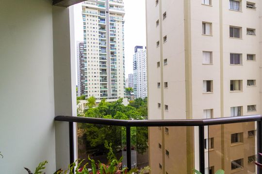 Apartamento mobiliado com 3 quartos e varanda para comprar. — Varanda