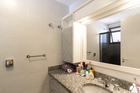 Apartamento mobiliado com 3 quartos e varanda para comprar. — Banheiro da Suíte 3