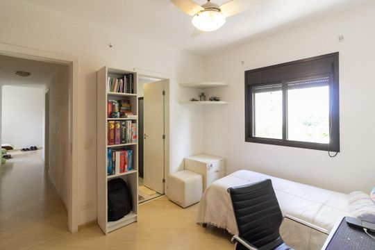 Apartamento mobiliado com 3 quartos e varanda para comprar. — Suíte 1