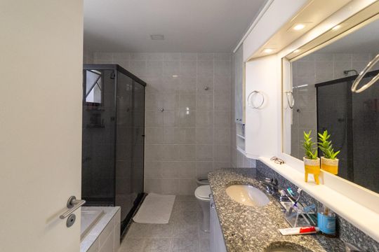 Apartamento mobiliado com 3 quartos e varanda para comprar. — Banheiro da Suíte 2