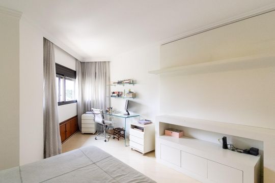 Apartamento mobiliado com 3 quartos e varanda para comprar. — Suíte 2