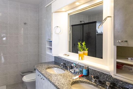 Apartamento mobiliado com 3 quartos e varanda para comprar. — Banheiro da Suíte 2