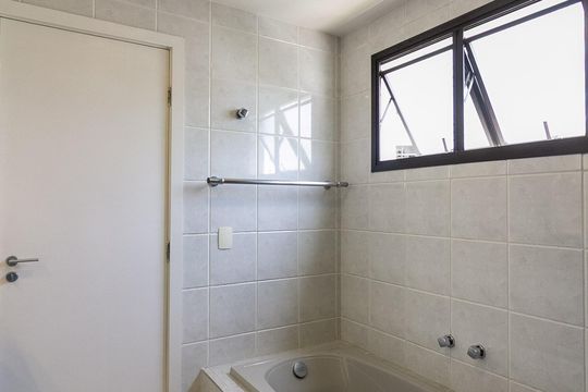 Apartamento mobiliado com 3 quartos e varanda para comprar. — Banheiro da Suíte 2