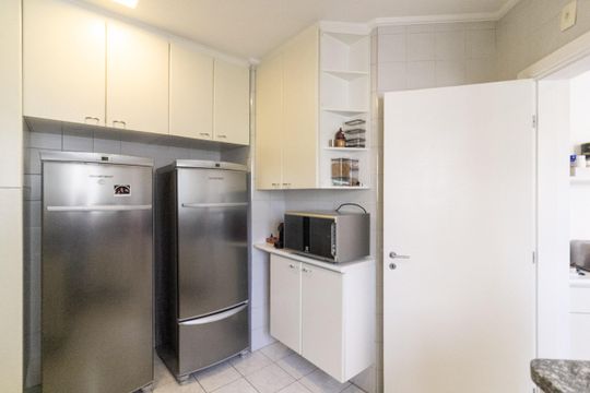 Apartamento mobiliado com 3 quartos e varanda para comprar. — Cozinha