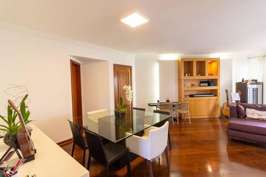 Apartamento mobiliado com 3 quartos e varanda para comprar. — Sala de jantar