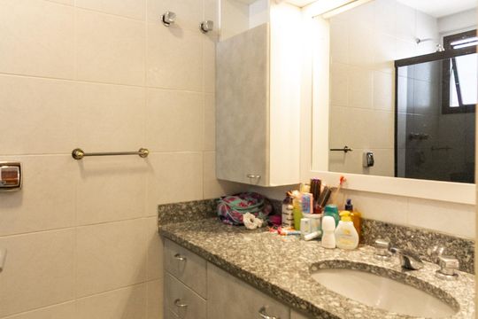 Apartamento mobiliado com 3 quartos e varanda para comprar. — Banheiro da Suíte 3