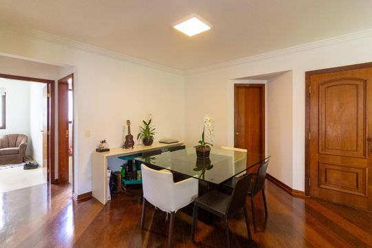 Apartamento mobiliado com 3 quartos e varanda para comprar. — Sala de jantar
