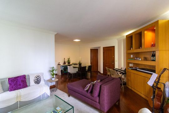 Apartamento mobiliado com 3 quartos e varanda para comprar. — Sala de estar