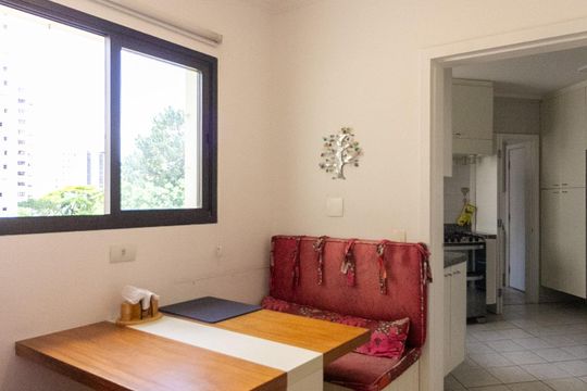 Apartamento mobiliado com 3 quartos e varanda para comprar. — Copa