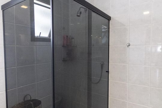 Apartamento mobiliado com 3 quartos e varanda para comprar. — Banheiro da Suíte 2