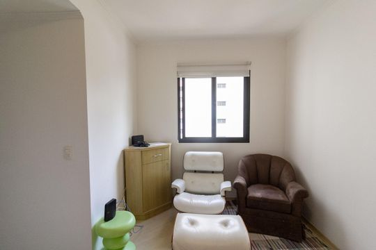 Apartamento mobiliado com 3 quartos e varanda para comprar. — Sala de Tv