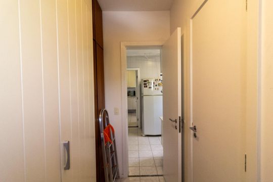 Apartamento mobiliado com 3 quartos e varanda para comprar. — Quarto de Serviço