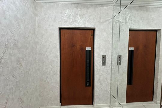 Apartamento mobiliado com 3 quartos e varanda para comprar. — Hall social