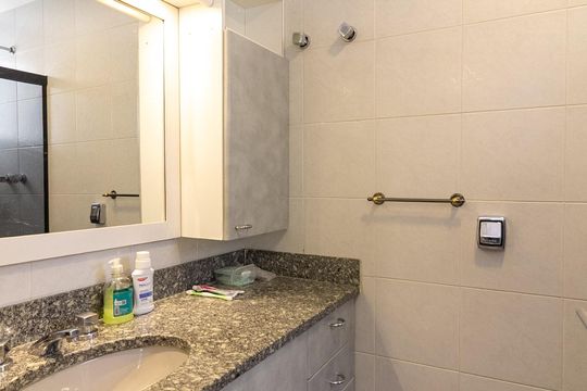 Apartamento mobiliado com 3 quartos e varanda para comprar. — Banheiro da Suíte 1