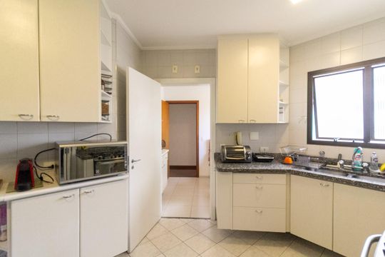 Apartamento mobiliado com 3 quartos e varanda para comprar. — Cozinha
