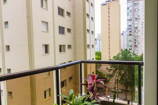 Apartamento mobiliado com 3 quartos e varanda para comprar. — Varanda