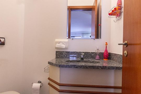 Apartamento mobiliado com 3 quartos e varanda para comprar. — Lavabo