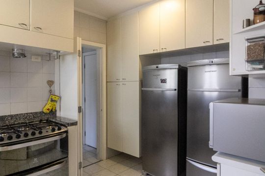 Apartamento mobiliado com 3 quartos e varanda para comprar. — Cozinha