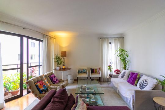 Apartamento mobiliado com 3 quartos e varanda para comprar. — Sala de estar