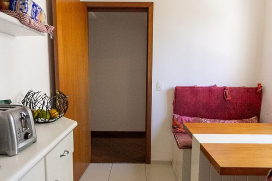 Apartamento mobiliado com 3 quartos e varanda para comprar. — Copa