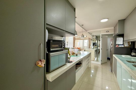 Apartamento com 3 quartos e varanda, ideal para compra. Prático e funcional para sua família. — Cozinha