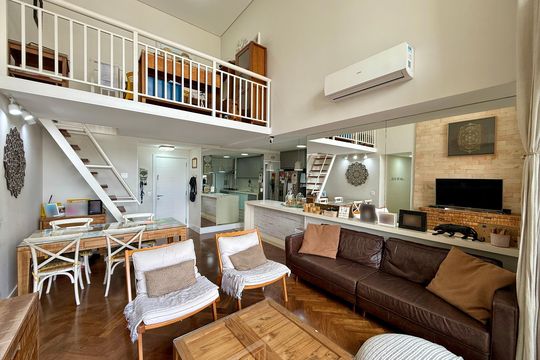 Apartamento com 3 quartos e varanda, ideal para compra. Prático e funcional para sua família. — Sala