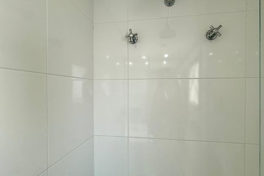 Apartamento com 3 quartos e varanda, ideal para compra. Prático e funcional para sua família. — Banheiro Suíte 3