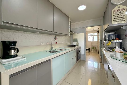 Apartamento com 3 quartos e varanda, ideal para compra. Prático e funcional para sua família. — Cozinha