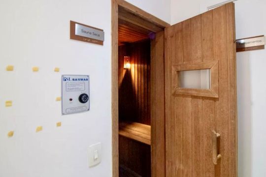 Apartamento com 3 quartos e varanda, ideal para compra. Prático e funcional para sua família. — Sauna