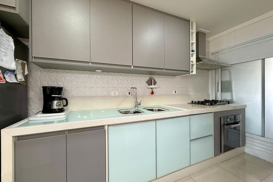 Apartamento com 3 quartos e varanda, ideal para compra. Prático e funcional para sua família. — Cozinha