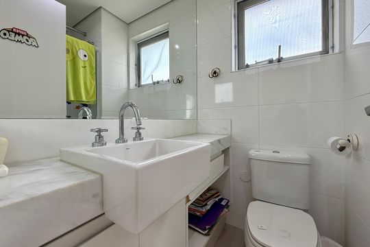 Apartamento com 3 quartos e varanda, ideal para compra. Prático e funcional para sua família. — Banheiro Suíte 2