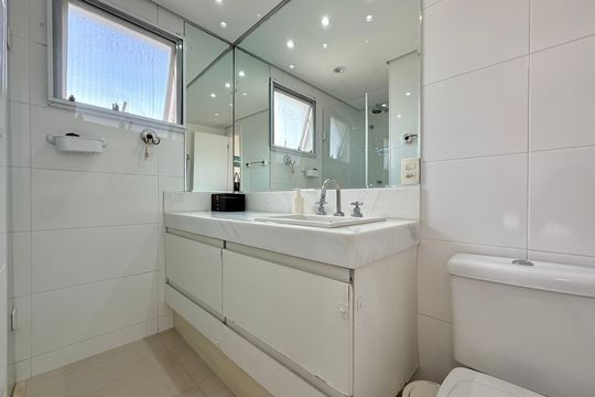 Apartamento com 3 quartos e varanda, ideal para compra. Prático e funcional para sua família. — Banheiro Suíte 3