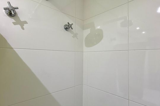 Apartamento com 3 quartos e varanda, ideal para compra. Prático e funcional para sua família. — Banheiro Suíte 2
