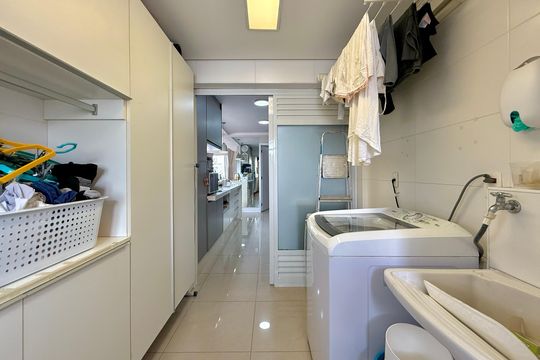 Apartamento com 3 quartos e varanda, ideal para compra. Prático e funcional para sua família. — Área de Serviço