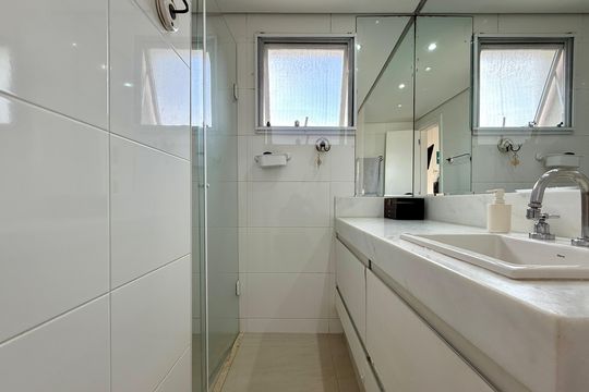 Apartamento com 3 quartos e varanda, ideal para compra. Prático e funcional para sua família. — Banheiro Suíte 3