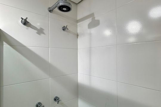 Apartamento com 3 quartos e varanda, ideal para compra. Prático e funcional para sua família. — Banheiro Suíte 1