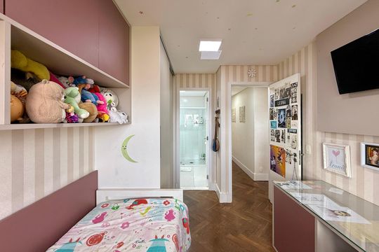 Apartamento com 3 quartos e varanda, ideal para compra. Prático e funcional para sua família. — Suíte 1