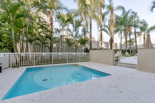 Apartamento com 3 quartos e varanda, ideal para compra. Prático e funcional para sua família. — Piscina