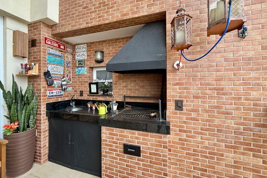 Apartamento com 3 quartos e varanda, ideal para compra. Prático e funcional para sua família. — Varanda