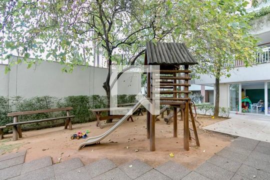 Apartamento com 3 quartos e varanda, ideal para compra. Prático e funcional para sua família. — Playground